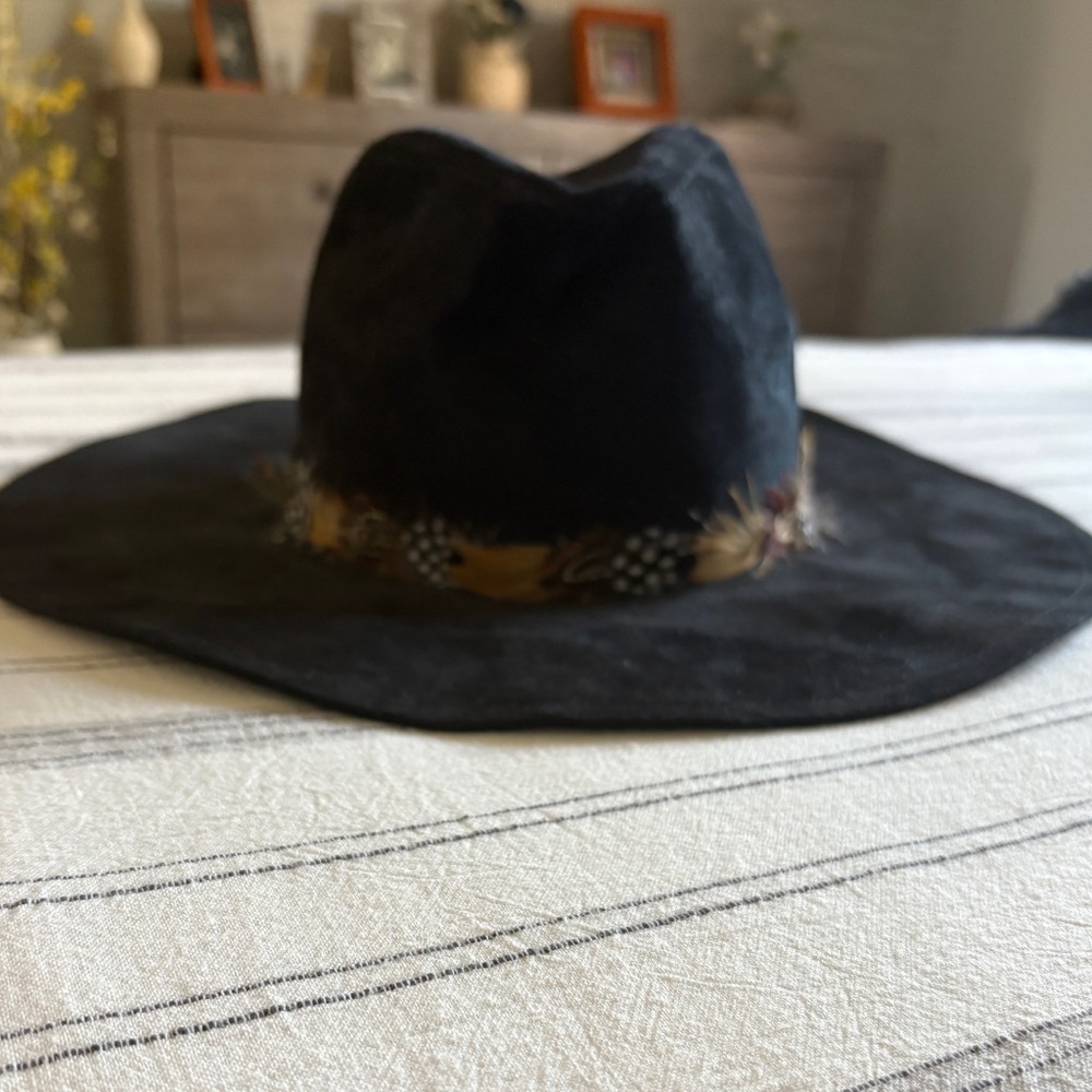 Hat wide brim, black with Feather Detail. Faux suede - Picture 2 of 6